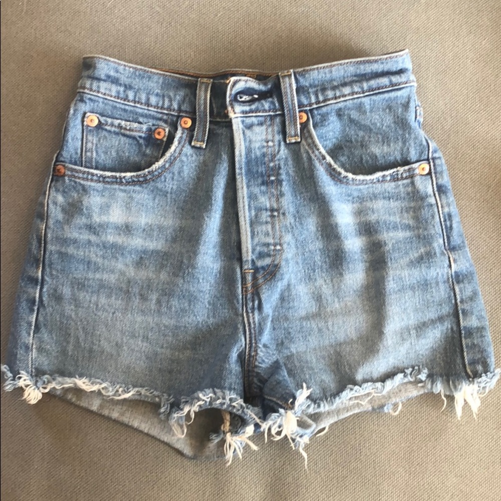 Levi’s Ribcage Shorts